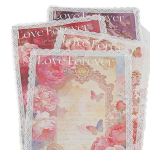 Carta da regalo floreale con pizzo e motivi di rose per bouquet di fiori romantici