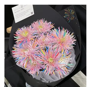 Detalle del papel de regalo negro rígido con tema de fuegos artificiales para ramos