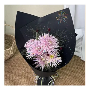 Detalle de papel de regalo negro para ramos con diseño de fuegos artificiales y flores
