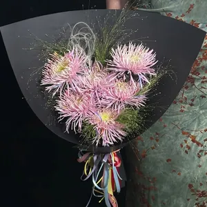 Papel de envolver flores negro premium con forma de fuegos artificiales creativos