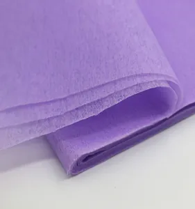 Detailopname van paars vloeipapier met een zachte vezeltextuur en elegante vouwen