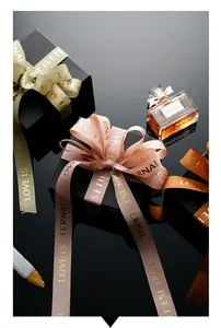 Nahaufnahme von hochwertigem Goldfolien-Ripsband mit Love is Eternal-Text für Geschenke.