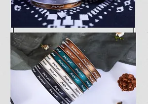 Detail van 'Just for you' bedrukte linten in diverse kleuren voor cadeauverpakkingen.