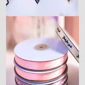Detailopname van 1cm roze satijnen lint met de witte opdruk 'Just for you' voor boeketten