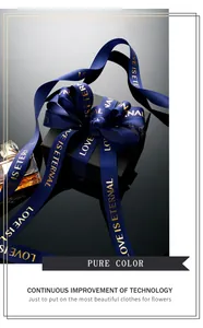Detailaufnahme dunkelblaues Ripsband mit Goldfolie 'Love is Eternal' auf Geschenkbox