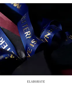 Makrodetail von königsblauem Ripsband mit einer eleganten Goldfolienprägung Design