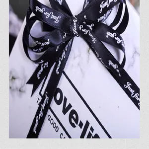 Detailopname van zwarte polyester strik met witte Just for You tekst voor cadeauverpakking decoratie