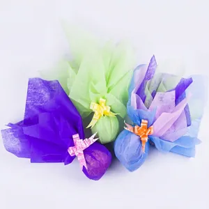 Gekleurd katoenen inpakpapier voor bloemen en geschenken met decoratieve lintstriks