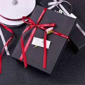 Elegant 1cm rood polyester lint met 'Just for you' print voor cadeauverpakkingen.