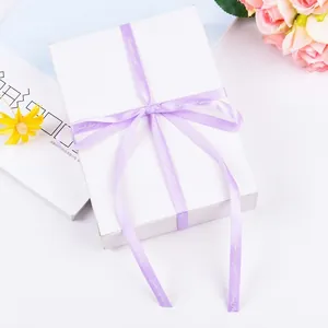 Elegant lavendel 1cm Just for you polyester lint gestrikt op een witte geschenkdoos