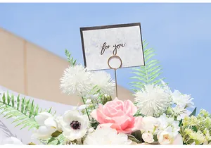 Makroaufnahme des vergoldeten Blumenkartenhalters mit einer "for you" Grußkarte.