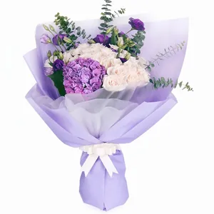 Elegante carta da imballaggio viola e bianca per bouquet di fiori professionali