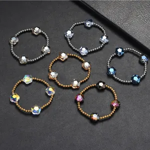 Detailansicht von facettierten Kristallstern-Armbändern mit Edelstahlperlen