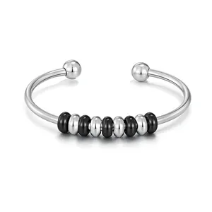 Vue détaillée du bracelet jonc en acier inoxydable argenté avec perles noires