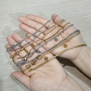 Nahaufnahme von 2mm und 3mm Schlangenknochenketten aus Edelstahl in Gold- und Silberfarben.