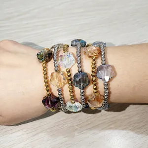 Detailansicht von Armbändern mit geschliffenen Kristallsternen und Edelstahlperlen.