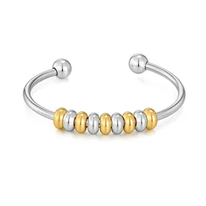 Detail du bracelet jonc en acier inoxydable avec perles abaques bicolores or argent
