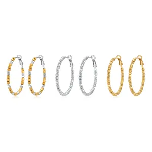 Detailansicht von drei Paar Creolen aus Edelstahl mit strukturierten Perlen in Gold und Silber.