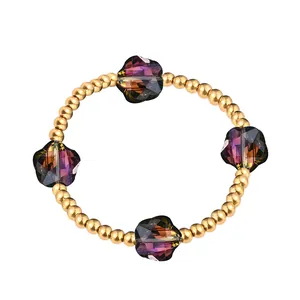 Detailansicht eines sternförmigen Kristallglas-Armbands mit goldenen Edelstahlperlen