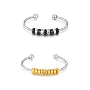 Vue détaillée de joncs en acier inoxydable avec perles boulier en argent, noir et or