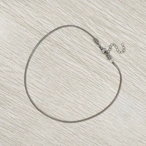 Nahaufnahme einer 2mm silbernen Schlangenkette aus Edelstahl mit Verschluss.