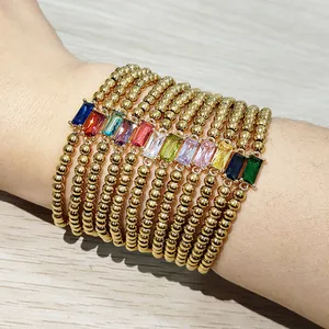 Nahaufnahme von 12 lebendigen Geburtsstein-Zirkon-Goldperlen-Armbändern am Handgelenk getragen
