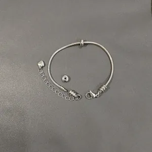 Dettaglio del bracciale a catena serpente in acciaio inossidabile con chiusura a vite