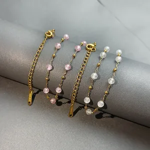 Nahaufnahme von 18K vergoldeten Edelstahlketten mit rosa und weißen facettierten Glasperlen.