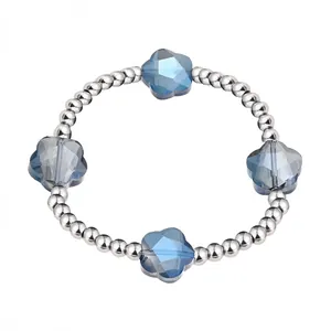 Detailansicht von Armband mit blauen Kristallblumen und silbernen Edelstahlperlen Design