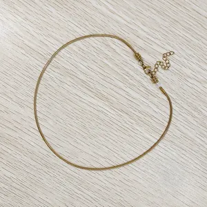 Detailansicht einer 2mm vergoldeten Schlangenkette aus Edelstahl für DIY-Schmuck