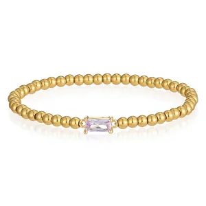 Detail eines 18K vergoldeten Perlenarmbandes mit rechteckigem rosa Zirkonia-Stein