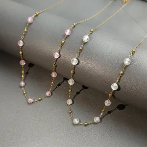 Detailansicht von 18K vergoldeten Edelstahlketten mit funkelnden rosa und klaren Zirkonia-Perlen.