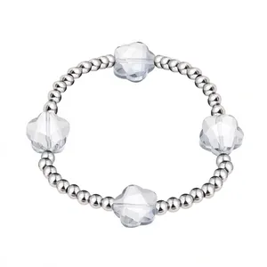 Detailansicht eines Edelstahl-Perlenarmbands mit facettierten sternförmigen Kristallperlen