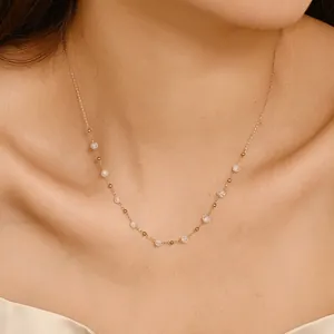 Nahaufnahme einer feinen 18K vergoldeten Edelstahlkette mit Zirkonia auf der Haut