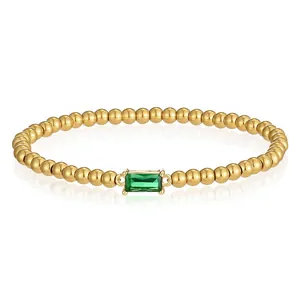 Detailansicht eines goldfarbenen Perlenarmbands mit einem rechteckigen grünen Zirkon-Stein