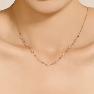 Detailansicht einer zarten 18 Karat vergoldeten Halskette mit rosa Zirkonia-Perlen
