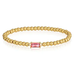 Makroansicht eines vergoldeten Edelstahl-Perlenarmbands mit rosa Zirkon-Stein.