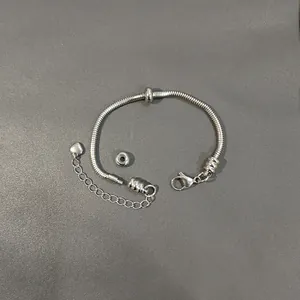 Dettaglio bracciale a catena a serpente in acciaio inossidabile da 2mm con cuore