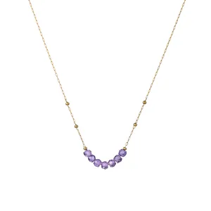 Detailansicht der violetten Zirkonia-Perlen an einer schlanken, vergoldeten Edelstahlkette