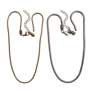 Nahaufnahme von goldenen und silbernen Schlangenketten aus Edelstahl mit Karabiner
