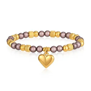 Dettaglio bracciale con cuore in acciaio inossidabile e perle viola impermeabile