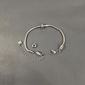 Vista dettagliata del bracciale a catena serpente in acciaio da 2mm con un cuore