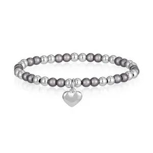 Vista dettagliata del bracciale in perle d'acciaio inox con ciondolo a forma di cuore