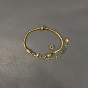 Dettaglio del bracciale a catena serpente in acciaio inossidabile placcato oro 18k con cuore