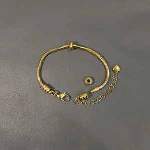 Dettaglio del bracciale a catena serpente placcato oro 18k con connettore a vite per perle