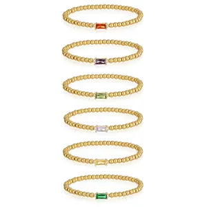 Makroansicht von sechs vergoldeten Perlenarmbändern mit bunten Zirkonia-Steinen