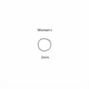 Detalle de un anillo elástico de cuentas de acero de titanio plateado de 2mm para mujer