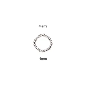 Primer plano de un anillo elástico de cuentas de acero de titanio de 4 mm para hombres