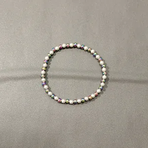 Detail der mattierten und schillernden Edelstahlperlen auf elastischem Armband