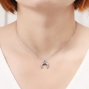 Minimalistische Halskette aus Edelstahl mit Vintage-Mondsichel-Hornanhänger für Damen